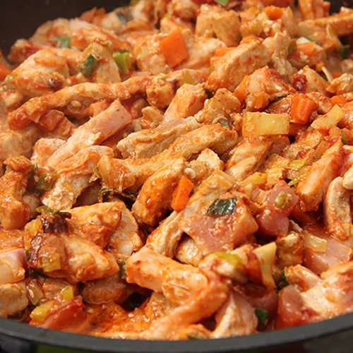 Putenbrust mit Zwiebelwürfel und Feta
