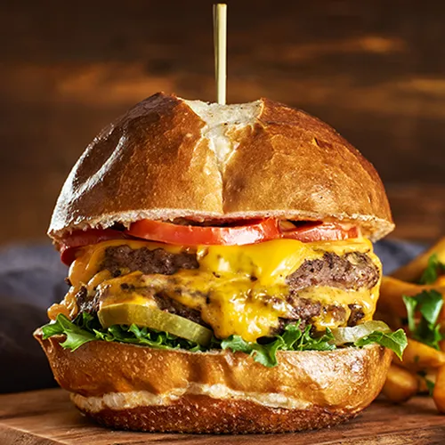 Burger mit Zwiebelmarinade und Wasabimayo