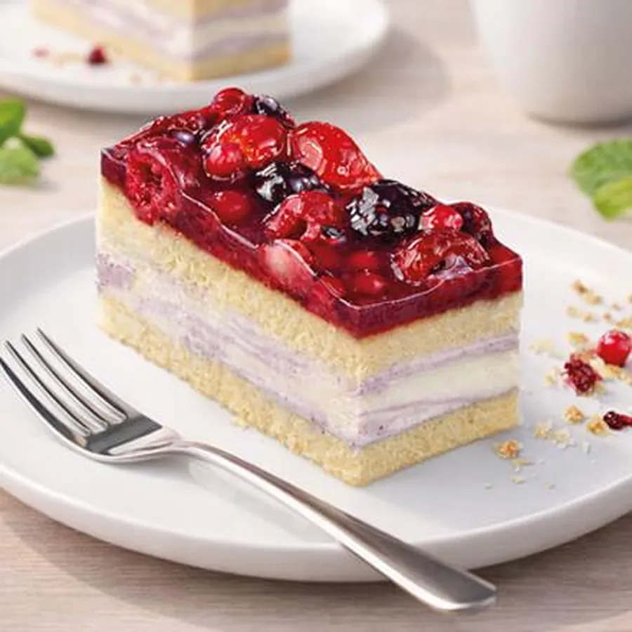 Beerenfrucht-Buttermilch-Schnitte