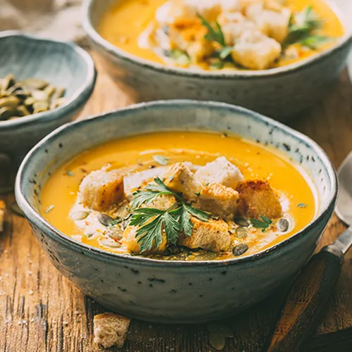 Kürbissuppe mit Kräutercroûtons und Parmesan-Chips