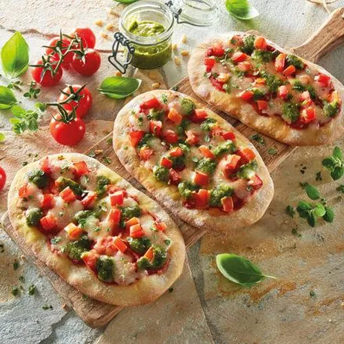 Abbildung Steinofen Pinsa Tomate Pesto